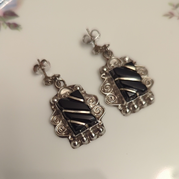 Elegant Vintage Black Onyx and Silver Earrings - Picture 2 of 8